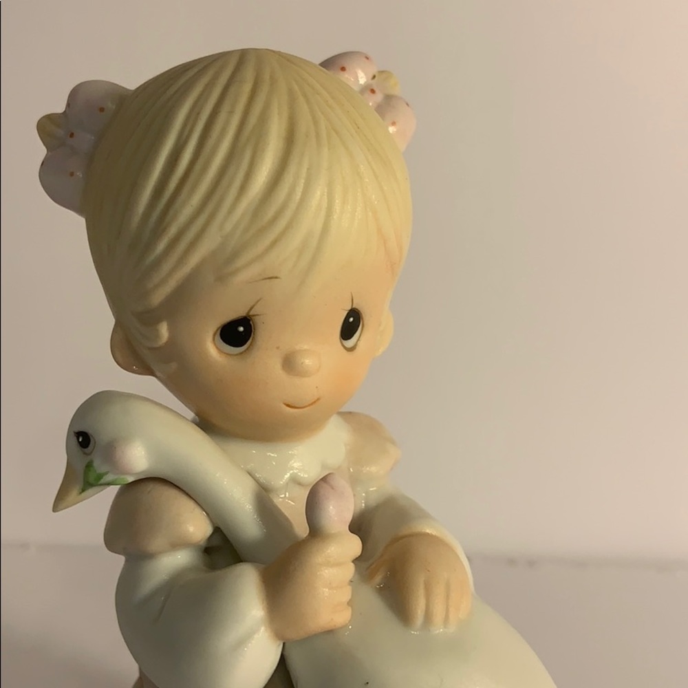 VNTG Precious Moments - God Is Love 1980